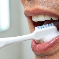 跟8个男人接吻都没问题？聊聊被罚款50万的牙贴到底值不值