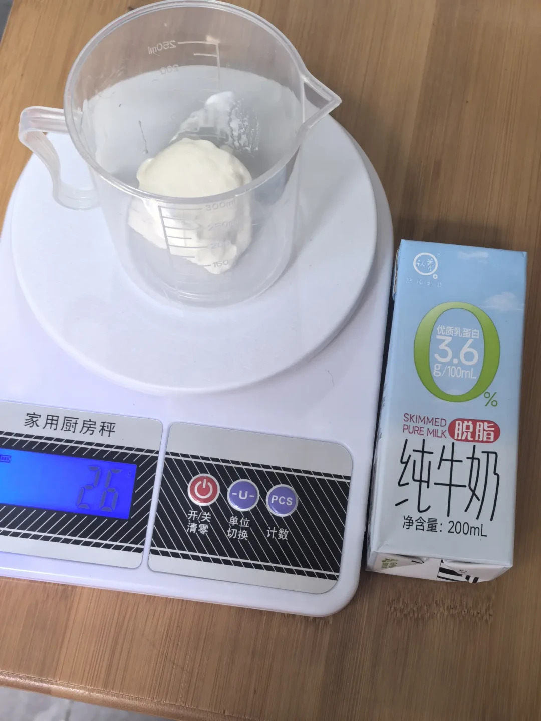 自制酸奶第一个翻车点不在菌,在奶货架:扒完4平台帖子和评论,我把常温奶、鲜奶、脱脂奶、奶粉的真实结果排了个序