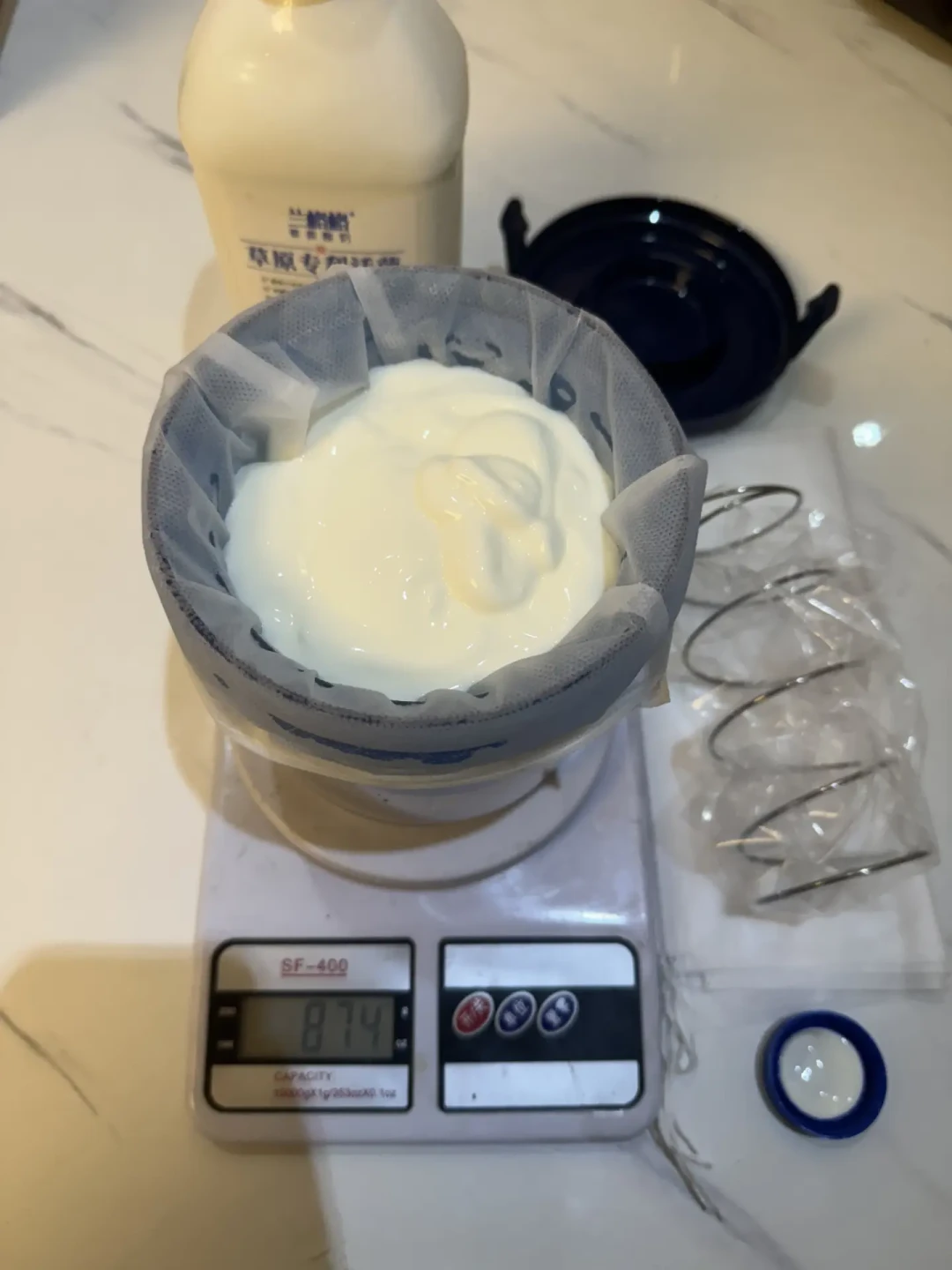 自制酸奶第一个翻车点不在菌,在奶货架:扒完4平台帖子和评论,我把常温奶、鲜奶、脱脂奶、奶粉的真实结果排了个序