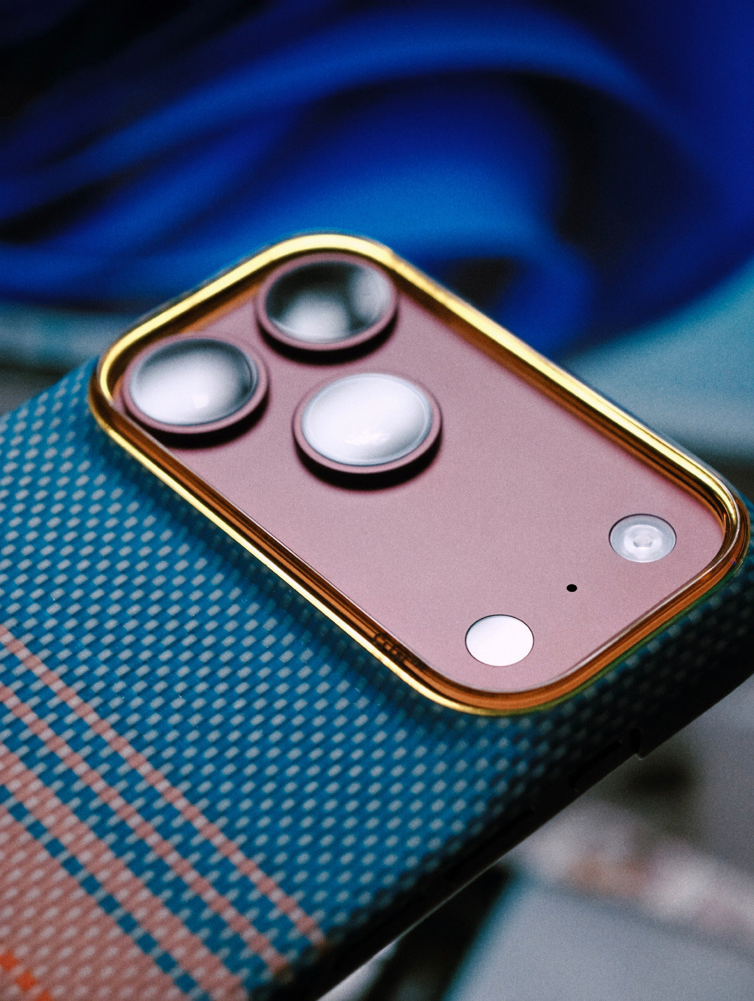 iPhone18勃艮第红的「决赛圈」:PITAKA 三种搭法,是在露红还是藏红,下单前先把两笔账算清