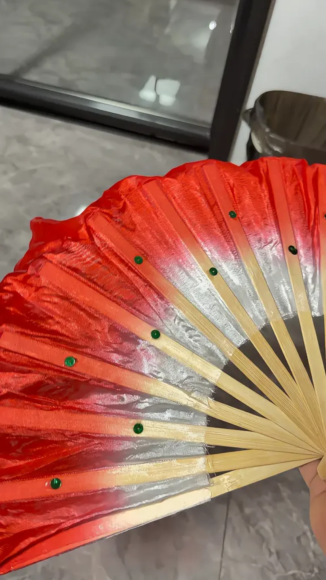 九娘手里的扇子,正在让舞房玩家集体下单:练功扇、演出扇的规格和价格,一次讲清