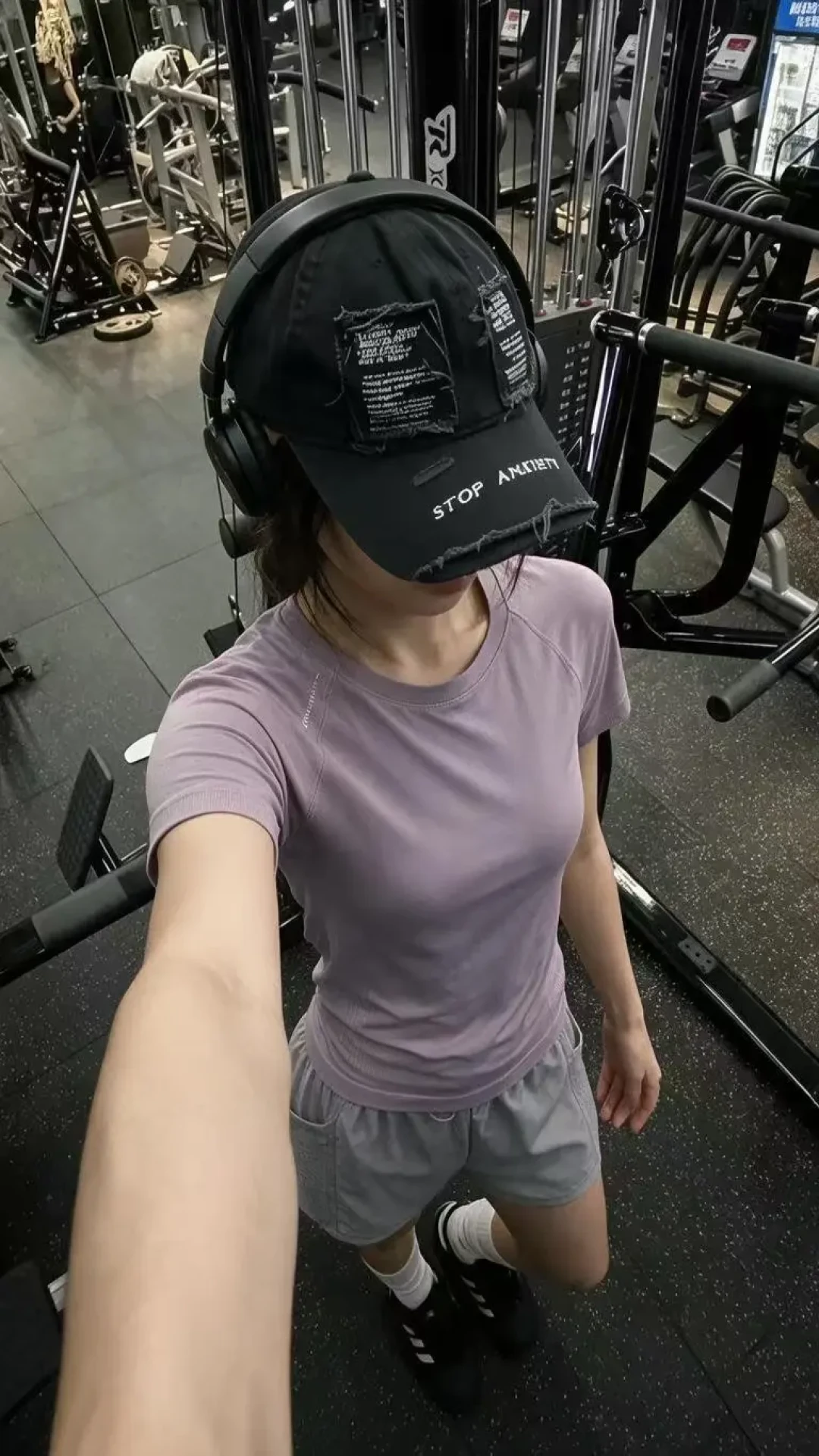 练完一身汗直奔商场？秋天运动服按这4关挑，不臭不尴尬不费钱