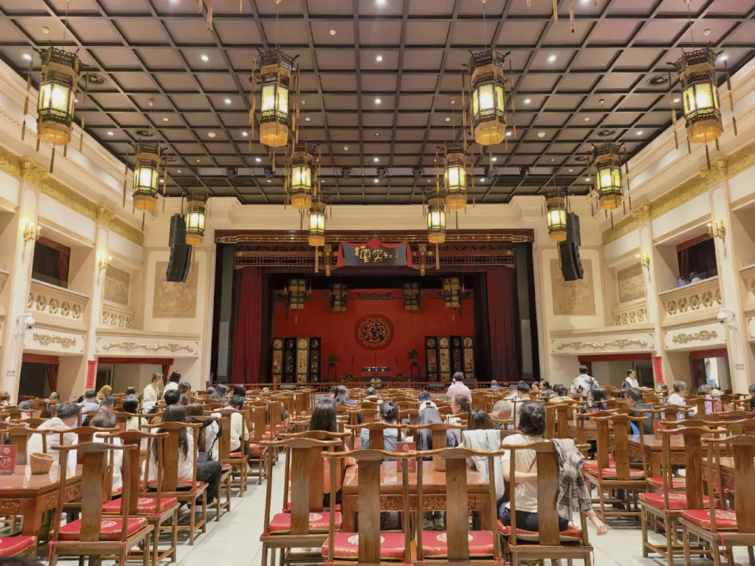 带爸妈去德云社,别按你的粉圈逻辑买票:他们听得懂的、坐得住的、能笑场的,是三回事
