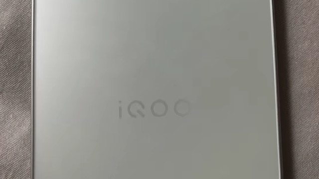 iQOO16首发实测：2K 165Hz珠峰屏+骁龙8至尊版，游戏旗舰全面进化