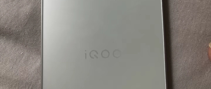 iQOO16首发实测：2K 165Hz珠峰屏+骁龙8至尊版，游戏旗舰全面进化