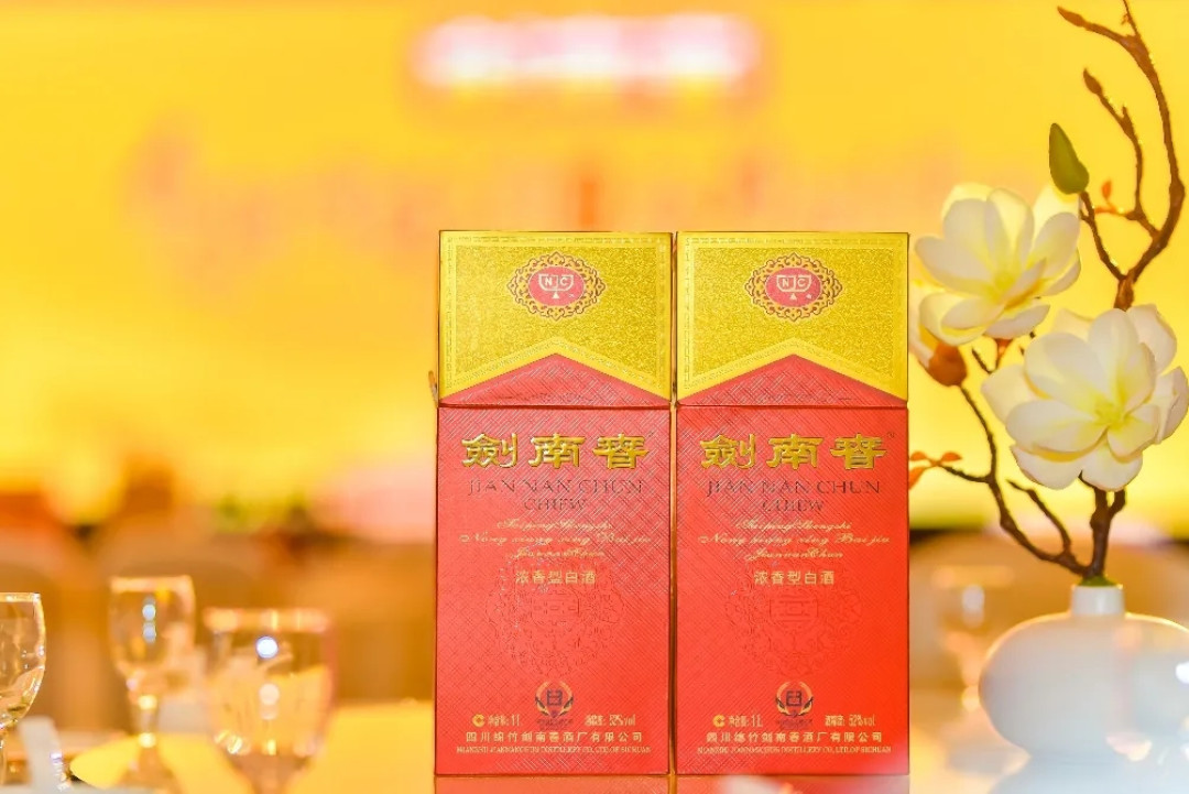 秋宴季选水晶剑:退盖30还是50、开盖扫码红包起步8.8、订42瓶退40,交定金前先算清这套“宴席政策”