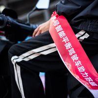 苏超被小电驴抢了镜：没人骑、排队入场，以后你的车会自己出来接你