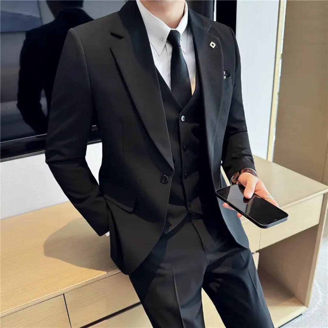 十月婚礼赶场季:伴郎先别买西装,先卡住“新郎减一级”的边界,再算租买这笔账