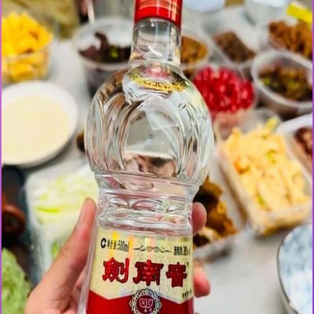 宴席上手持剑南春倒酒场景