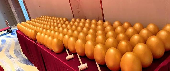 央视曝砸金蛋骗局涉案千万：金蛋离开镜头的那一秒，中奖纸条就被塞了进去