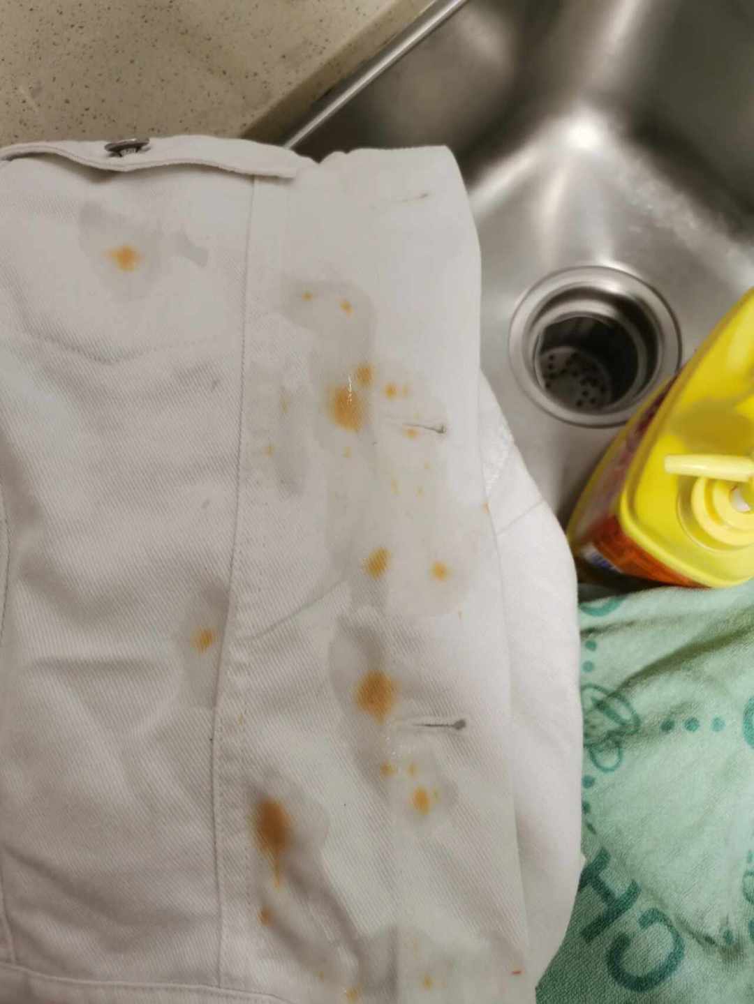 衣服溅到火锅油?干涂洗洁精