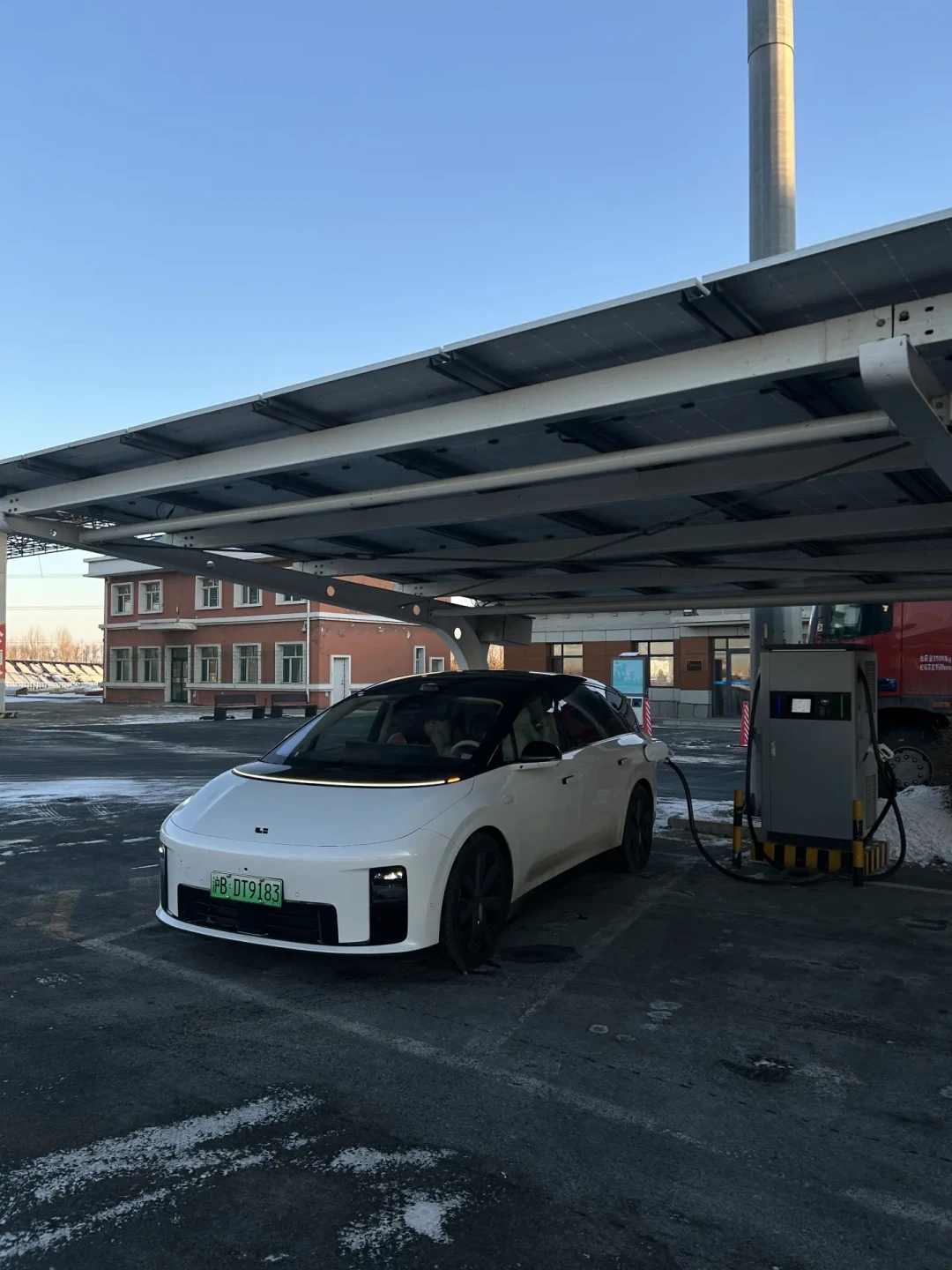 「-7℃开暖风掉39%、关暖风只掉12%」撞上「冬测第一名也只有53.9%」:北方新能源通勤党,头波寒潮前把口径、温度、暖风这三本账对完