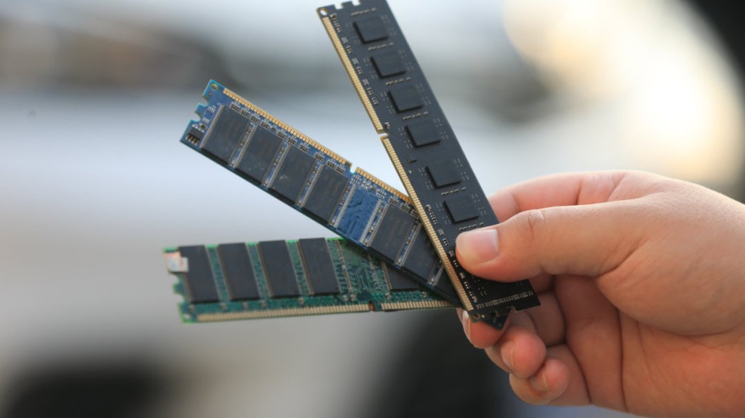 双11首波装机降价近乎为零:存储价格指数+46.7%、DDR5贵过旗舰U,可PC出货还跌了20%——「涨价函」和「年底崩盘」吵成一团,先分清三层价格再决定上不上车