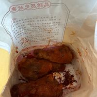 炸鸡中现整条蜈蚣、商家停业整顿：索赔1000元，到底于法有据吗？