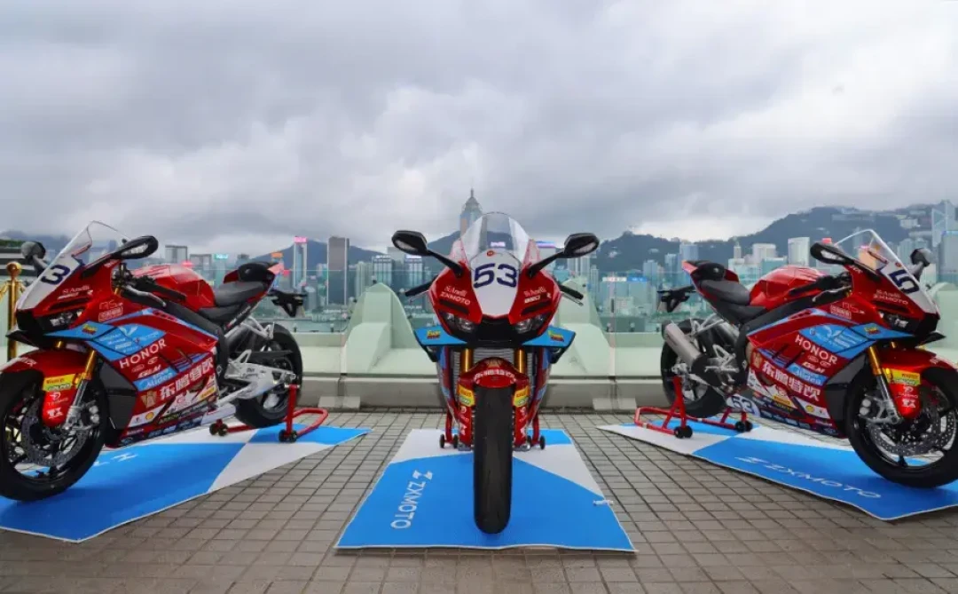 国内卖4.38万、出海卖6万多:张雪820RR拿下广交会至尊金奖、42家赞助商印满车身——冠军光环、反向价差、质量旧账、交付账,给观望党一次摆开