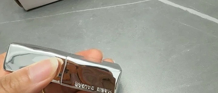 玛丽黛佳游弋致哑唇膏：干唇也能用的哑光