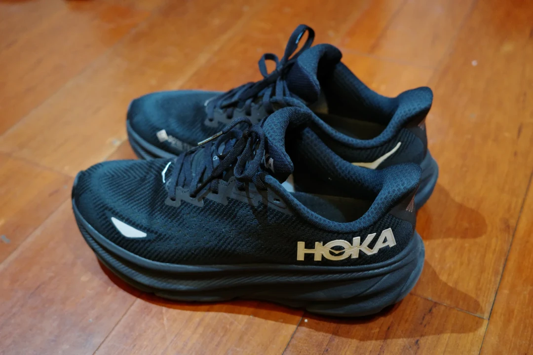 GORE-TEX 跑鞋防水是噱头吗?2026 HOKA GTX选购指南