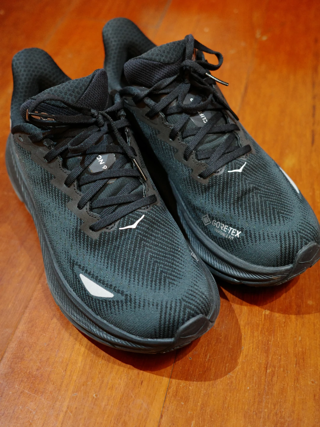 GORE-TEX 跑鞋防水是噱头吗?2026 HOKA GTX选购指南