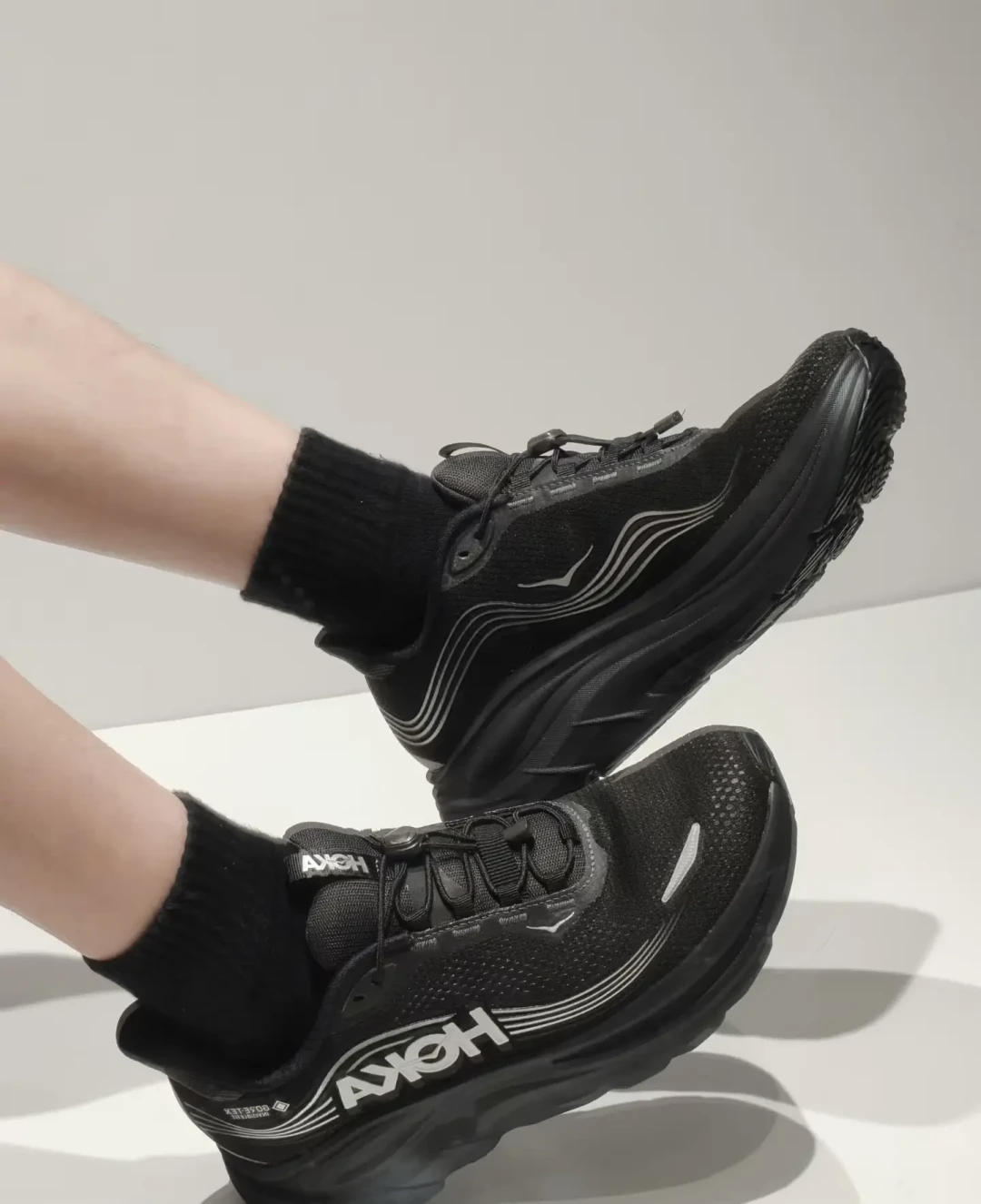 GORE-TEX 跑鞋防水是噱头吗?2026 HOKA GTX选购指南