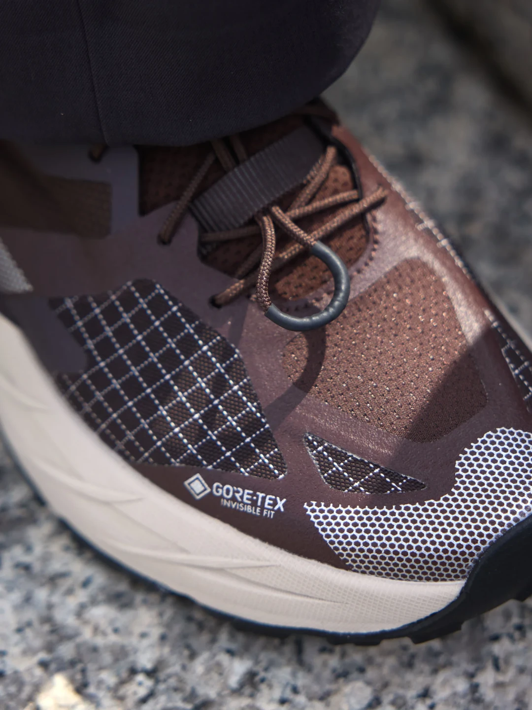 GORE-TEX 跑鞋防水是噱头吗?2026 HOKA GTX选购指南