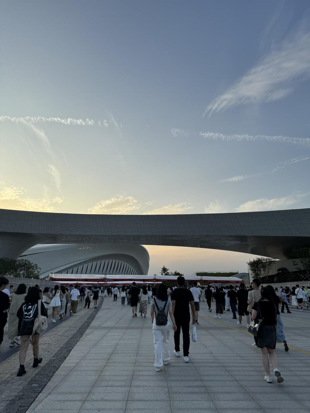 散场回家是一场城市抽签:沈阳延时免票还加开专列,青岛明说不延——10·23南京场票根党先把三条时间线算清