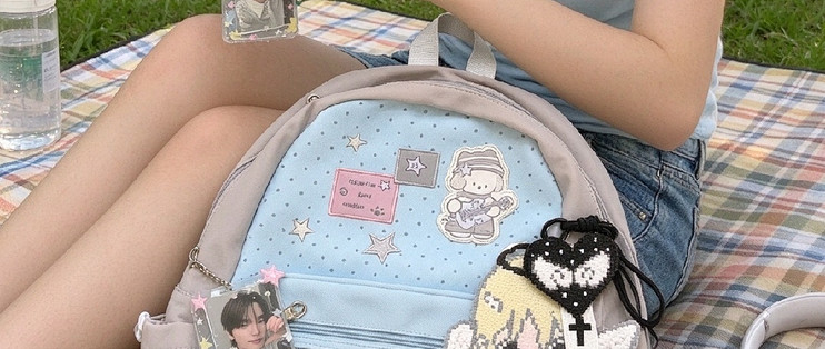 高颜值星星双肩包女孩休闲搭配