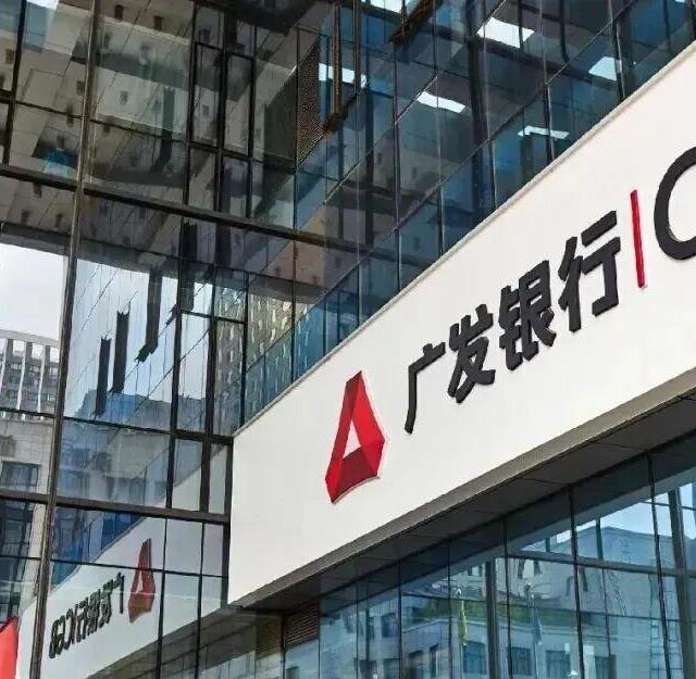 广发"留学缴费满3万返10%"今天又推上首页：先算清到手的真实返现率，再和建行、招行、卓隽拼成一张表