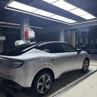 标称72%、实测61%:对完101评论的翻车帖、两条国标和6款前挡参数,龙膜双11下单前先把四扇窗的透光账算清