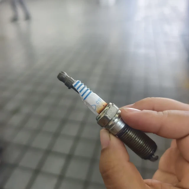 高速跑了500公里，刚换的新火花塞点火端断了：别急着花5万做鉴定，先看懂断面颜色和监控