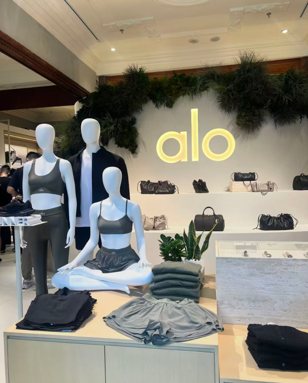 比lululemon还贵,开业即售罄:ALO内地首店值得排吗?