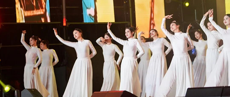 重磅同台！周发猛携弟子唱响《我生在中国》，聆听震撼民族之声