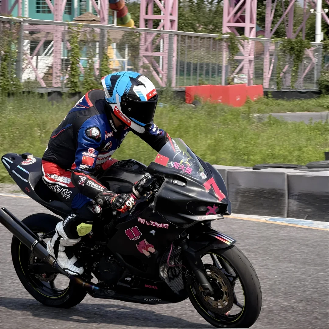 WSBK收官这周末:你想抢的“LS2冠军同款”,有几个版本?