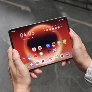 华为Mate90“国产旗舰激活量第一”：开售11天约43.6万台，这个“第一”该怎么读