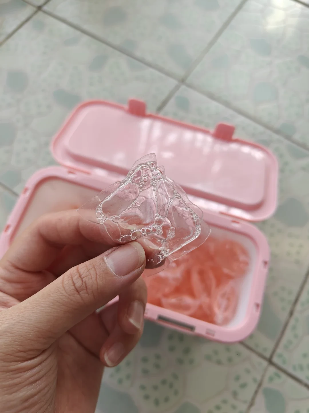 洗衣凝珠粘一起,别硬撕,整坨丢进去洗