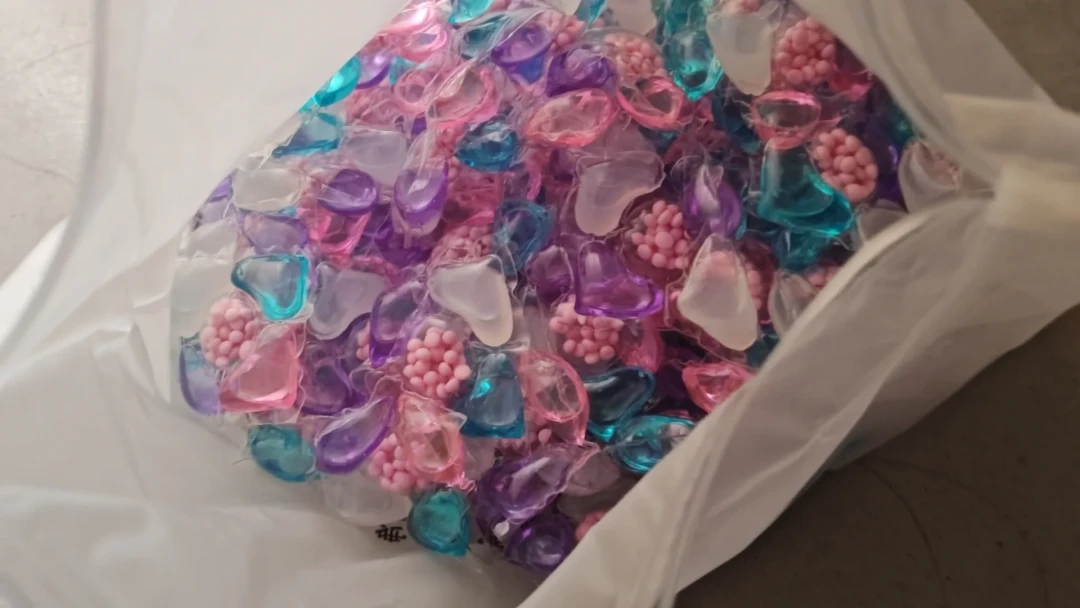 洗衣凝珠粘一起,别硬撕,整坨丢进去洗