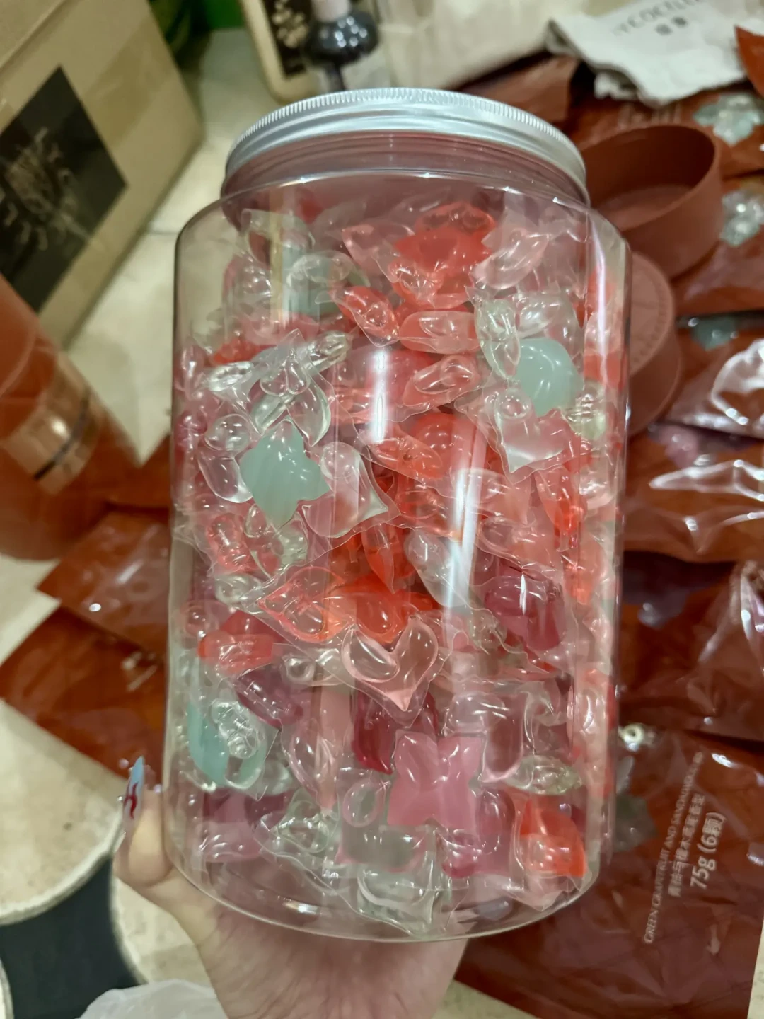 洗衣凝珠粘一起,别硬撕,整坨丢进去洗