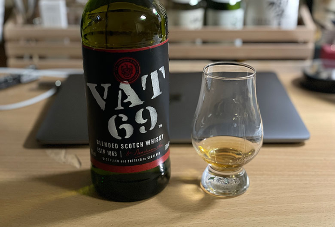 黑白狗倒进加冰杯