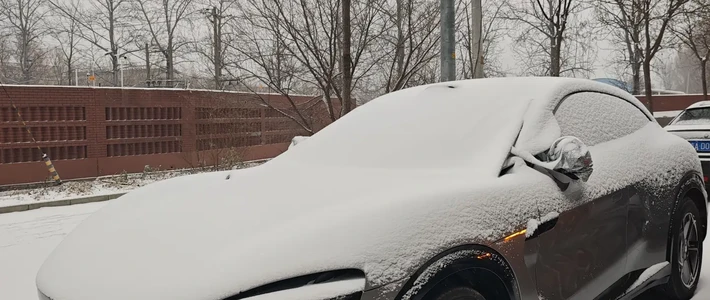 遮雪挡的429条“翻车”评论：磁吸的刮花漆，绑绳的风一吹就跑——入冬铺它前，先分清它挡什么