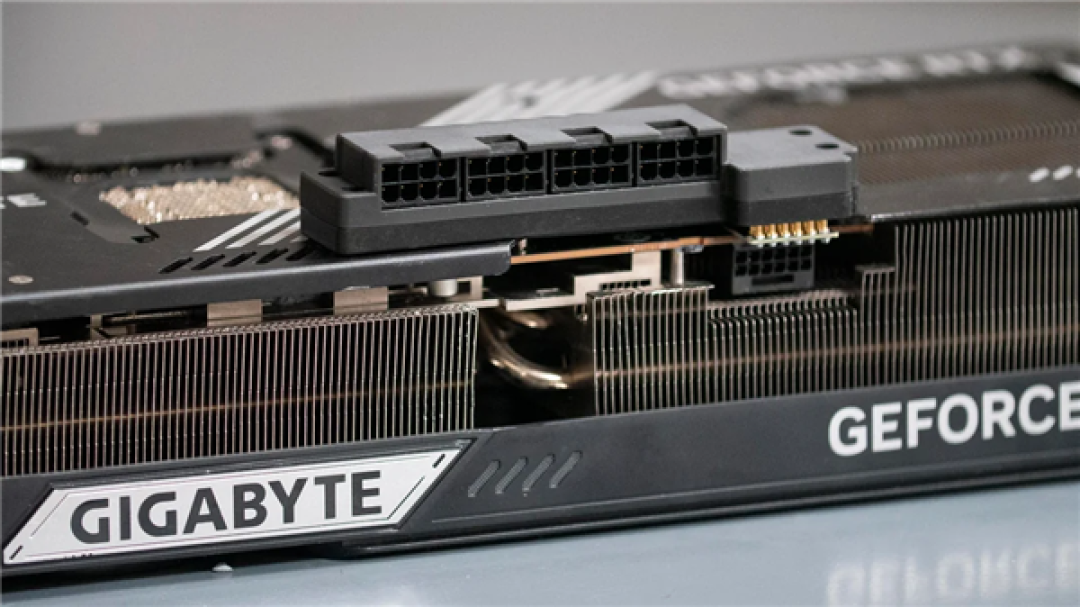 根治烧接口!玩家魔改RTX 5090定制四8Pin供电板:单线电流直接减半