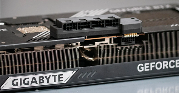 根治烧接口！玩家魔改RTX 5090定制四8Pin供电板：单线电流直接减半
