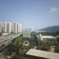 亚朵的房券又刷满全网了：微博喊199、飞猪喊764两晚、还有"至高抵239"——对完一年8波报价、11月30日的效期线和两批翻车帖，这本「囤券账」我一次摆清