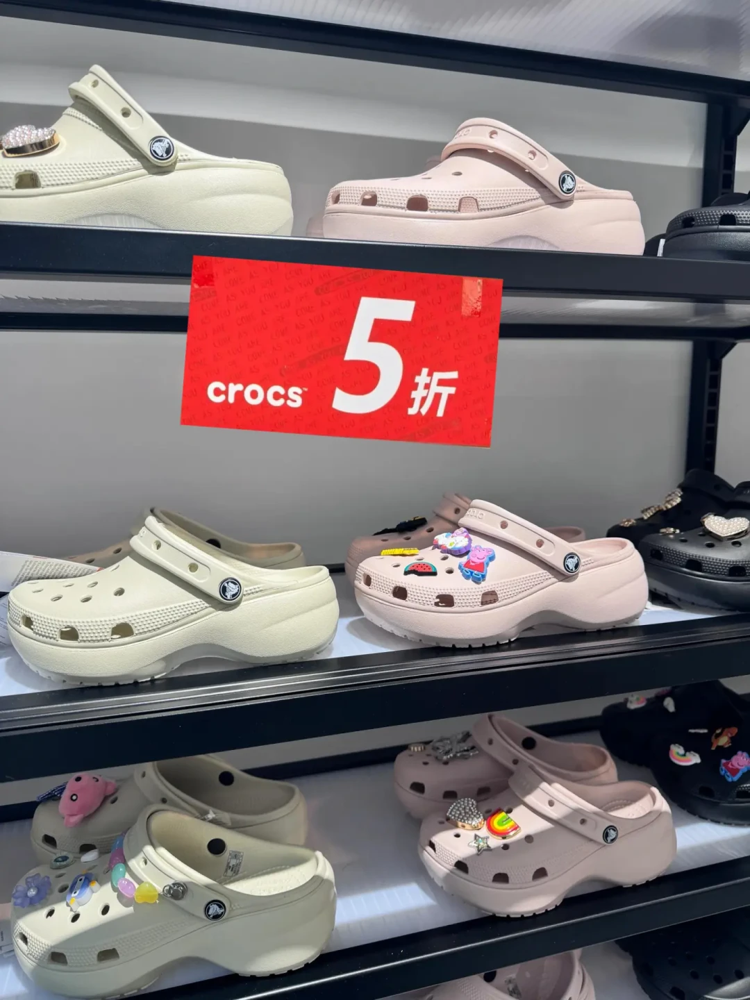 「柜姐说半促都没有了」撞上「主播说泡芙要跌破240」:蹲Crocs双11好价的洞门人,20号晚8点开闸前,先把价梯、款年、尺码这三本账对完
