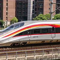 高铁开免提煲1小时情话冲上双热搜,12306说"没违法":出声制止这对情侣之前,先把边界、升级、规则三笔账算清