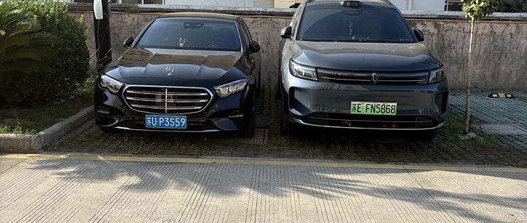 人下车让车自己停，剐了两台车：驾驶座没人，账单怎么全开给车主？