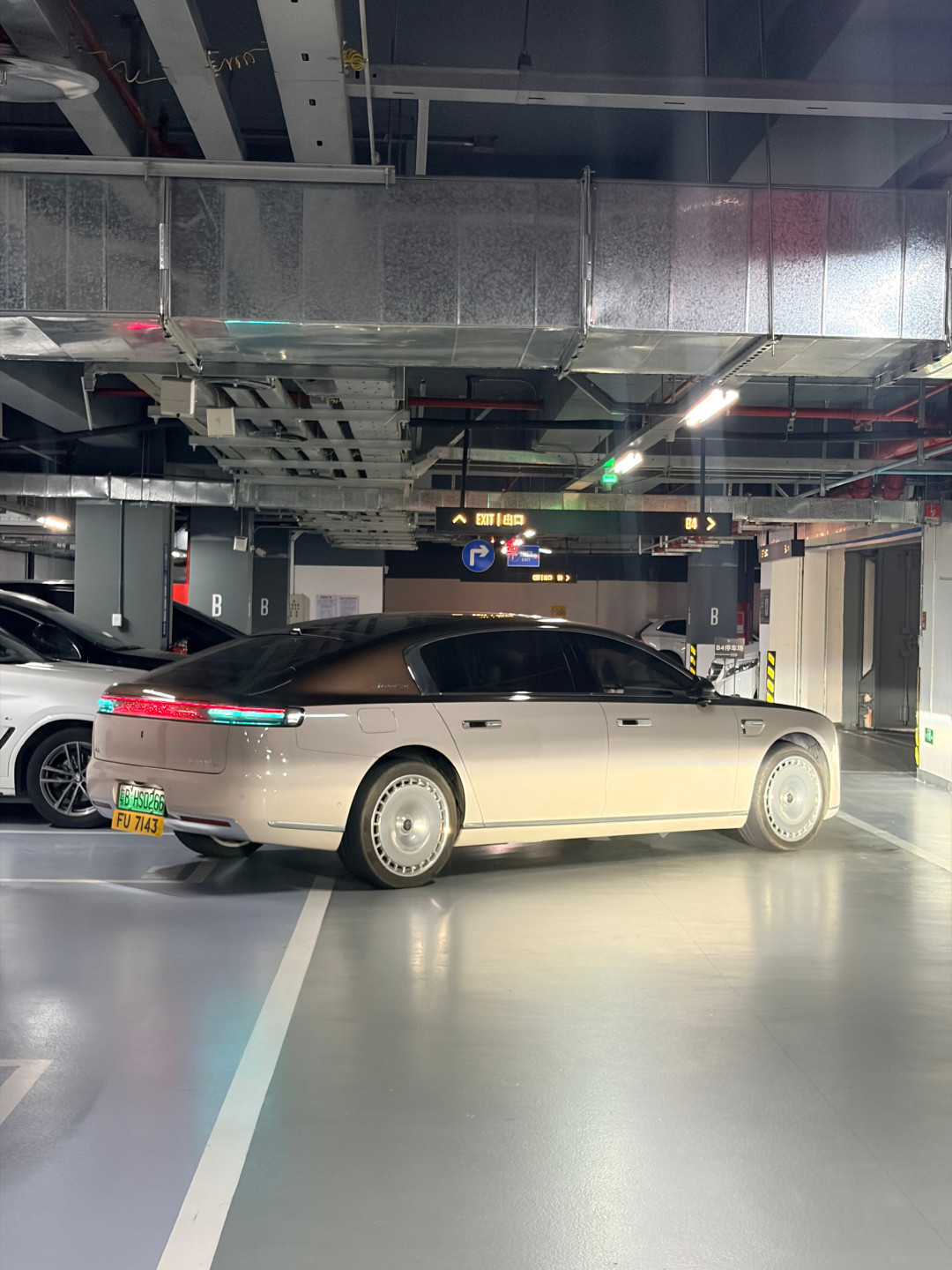 人下车让车自己停，剐了两台车：驾驶座没人，账单怎么全开给车主？