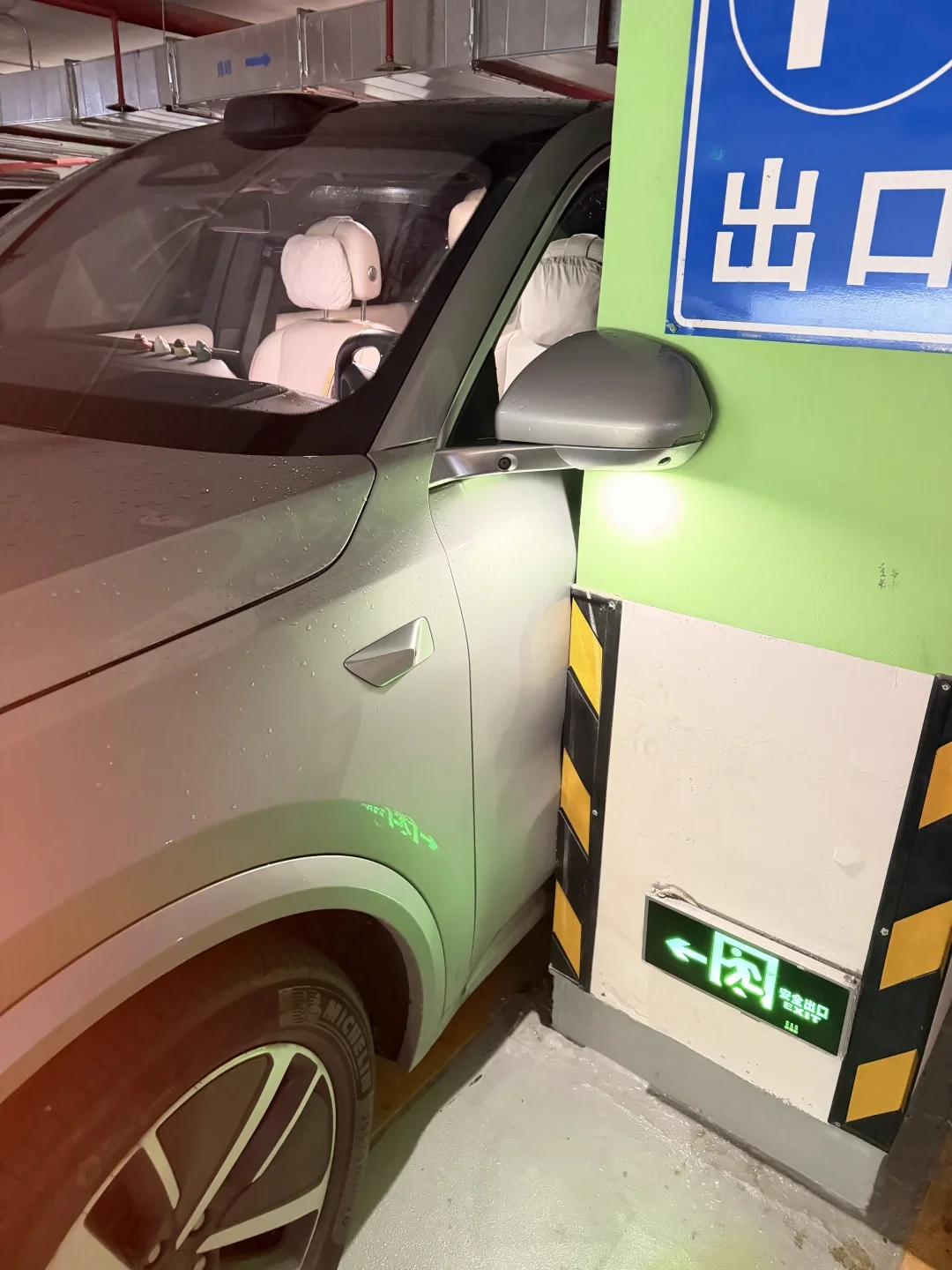 人下车让车自己停，剐了两台车：驾驶座没人，账单怎么全开给车主？
