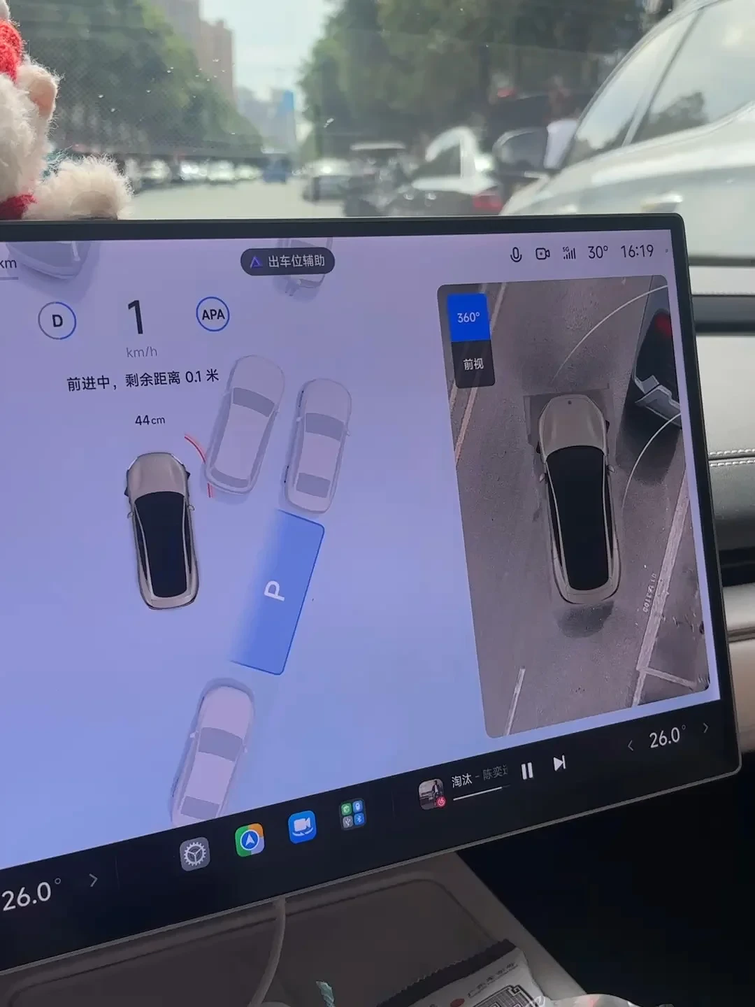 人下车让车自己停，剐了两台车：驾驶座没人，账单怎么全开给车主？
