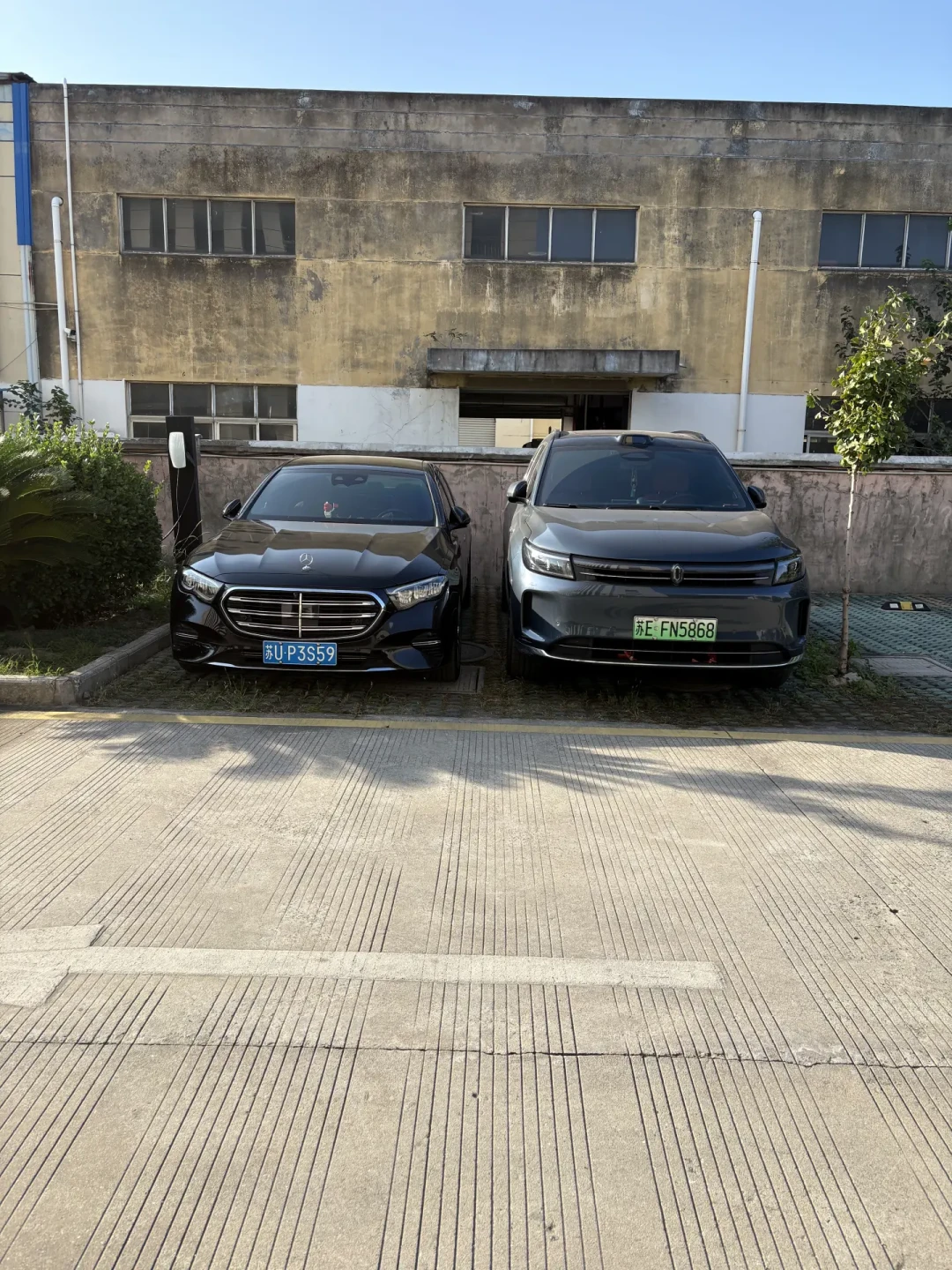 人下车让车自己停，剐了两台车：驾驶座没人，账单怎么全开给车主？