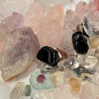 东海"免费捡水晶"还在火：有人被监控喊话，有人被村民送了一把，这三笔账我替你算清了