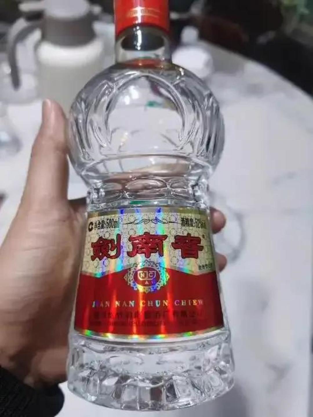 一心一意剑南春？这句饭局梗这两周又刷屏了，粮食数和营收账它都说反了